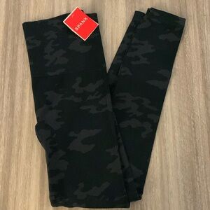 NWT Spanx Look at me Now Seamless Leggings Black Camo Size Medium
